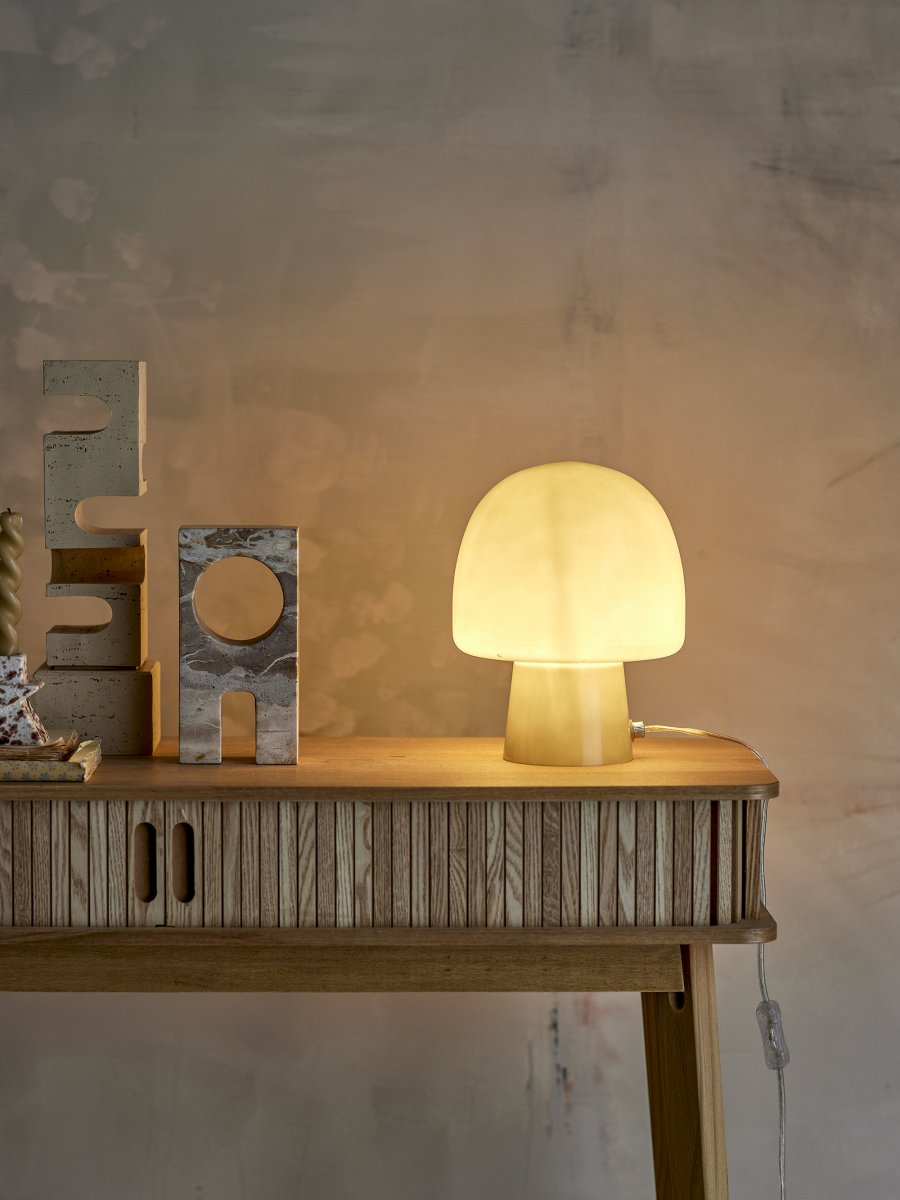 Paddy 26cm Grün tischlampe Von Bloomingville - Die Tischleuchte Paddy von Bloomingville besteht aus gr&uuml;nem Glas und hat eine charmante Form, die dem Raum Eleganz und Pers&ouml;nlichkeit verleiht.