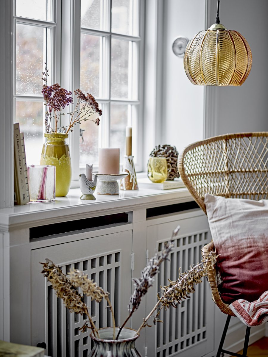 Adar Ø22 Braun hängelampe Von Bloomingville - H&auml;ngen Sie Adar &uuml;ber den Esstisch und machen Sie sie zum nat&uuml;rlichen Blickfang im Raum &ndash; eine Leuchte, die zeitloses Design mit moderner Eleganz verbindet.