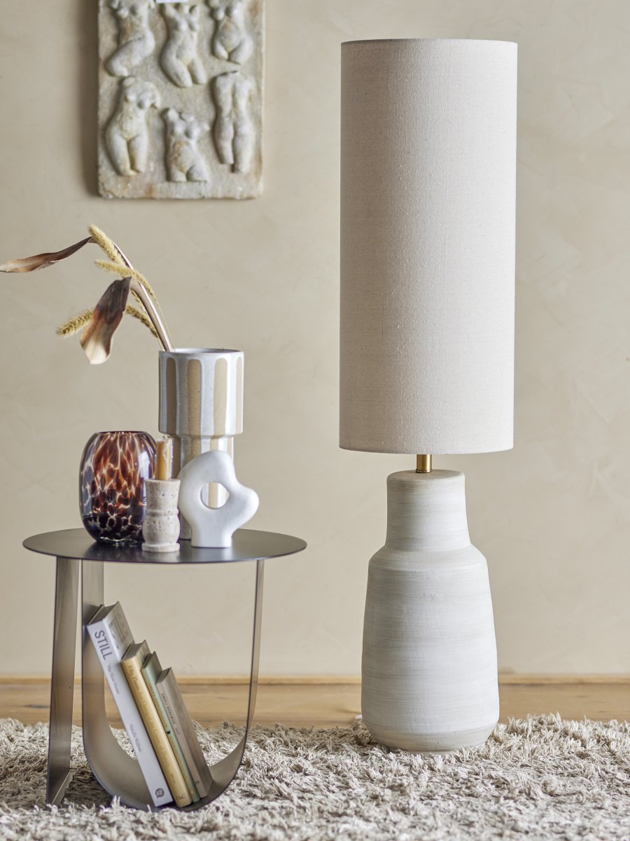 Linetta Naturweiß stehlampe Von Bloomingville - Mit ihrem hellen Steinzeugsockel, der matten Glasur und dem schlichten Textilschirm verbindet sie nat&uuml;rlichen Charme mit stilvollem Design.