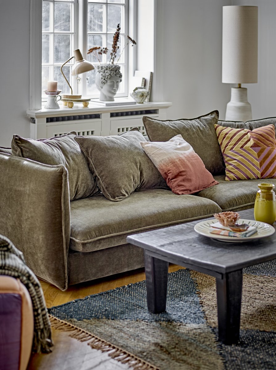 Linetta Naturweiß stehlampe Von Bloomingville - Mit ihrem hellen Steinzeugsockel, der matten Glasur und dem schlichten Textilschirm verbindet sie nat&uuml;rlichen Charme mit stilvollem Design.