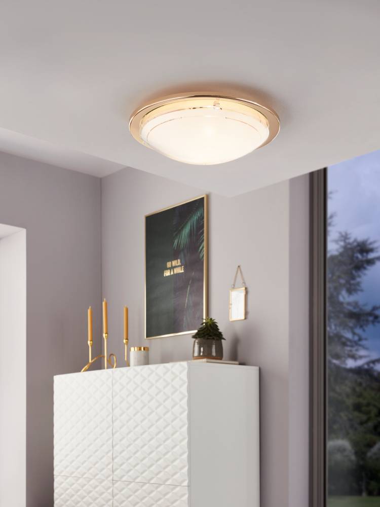 Planet Ø30 Messing deckenleuchte Von Eglo - Diese stilvolle Deckenleuchte aus Opalglas und Messing ist eine perfekte Erg&auml;nzung f&uuml;r jedes moderne Zuhause.