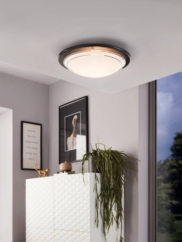 Planet Ø30 Schwarz deckenleuchte Von Eglo - Diese stilvolle Deckenleuchte aus Opalglas und Schwarz ist eine perfekte Erg&auml;nzung f&uuml;r jedes moderne Zuhause.