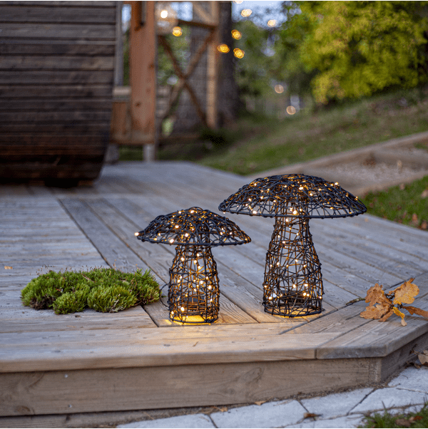 Otto 34cm Schwarz Von Star Trading - Ausgestattet mit 80 kleinen LEDs, die warmwei&szlig;es Licht abgeben, wird Otto mit 3 AA-Batterien (nicht im Lieferumfang enthalten) betrieben und verf&uuml;gt &uuml;ber eine praktische Timer-Funktion (6 Stunden an, 18 Stunden aus, Wiederholung).