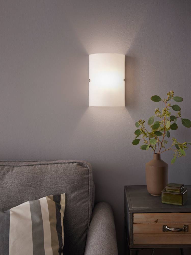 Troy 18cm Weiß wandlampe Von Eglo - Mit ihrem wei&szlig;en Schirm verbreitet sie ein sanftes und angenehmes Licht, perfekt um im Flur, Wohnzimmer oder Schlafzimmer eine ruhige und einladende Atmosph&auml;re zu schaffen.