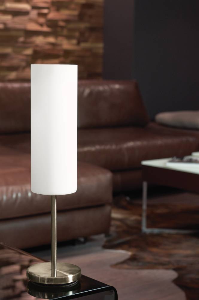 Troy 46cm Weiß tischlampe Von Eglo - Mit ihrem wei&szlig;en Schirm verbreitet sie ein sanftes und angenehmes Licht, perfekt um im Flur, Wohnzimmer oder Schlafzimmer eine ruhige und einladende Atmosph&auml;re zu schaffen.