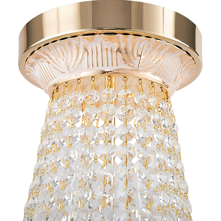 Bella Ø50 Gold kristall Von Maytoni - Die funkelnden Prismen, die die gesamte Lampe umgeben, reflektieren das Licht und erzeugen einen bezaubernden Schein im Raum.