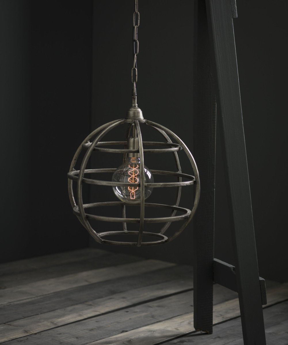 Bristol Ø40 Silber hängelampe Von PR Home - Unsere rustikale Deckenlampe Bristol ist komplett aus Metall gefertigt und im industriellen Design gehalten.
