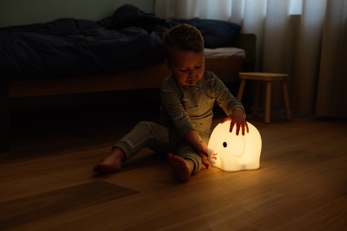 Elephant First Light Weiß kinderlampe Von Mr Maria - Mit seinem bezaubernden Elefantendesign und der sanften, dimmbaren Beleuchtung schafft es eine sichere und beruhigende Atmosph&auml;re im Kinderzimmer.
