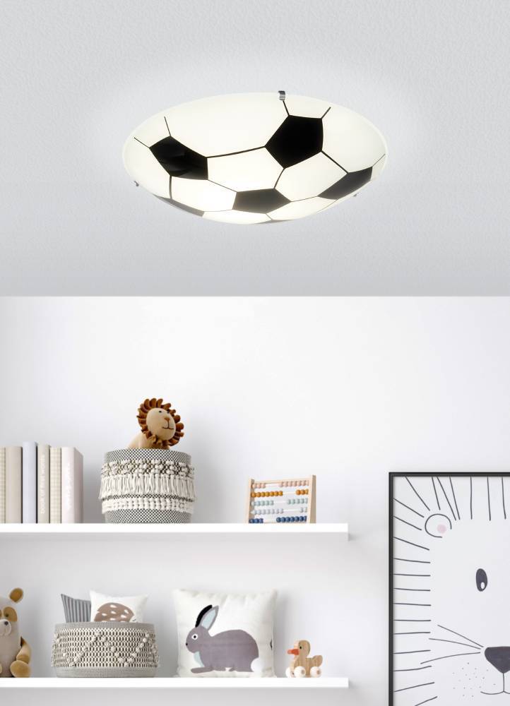 Junior 1 Weiß kinderlampe Von Eglo - Die Lampe hat eine runde Form und weist das klassische schwarz-weiße Fußballmuster auf, das ihr ein verspieltes und stilvolles Aussehen verleiht.