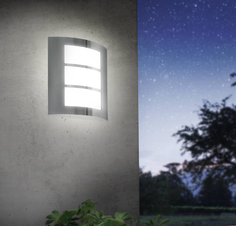 City Edelstahl außenlampe Von Eglo - Mit ihrem geschwungenen Design und dem Milchglas verbreitet die Lampe ein weiches und gleichmäßiges Licht, perfekt für den Eingang, den Flur oder die Terrasse.