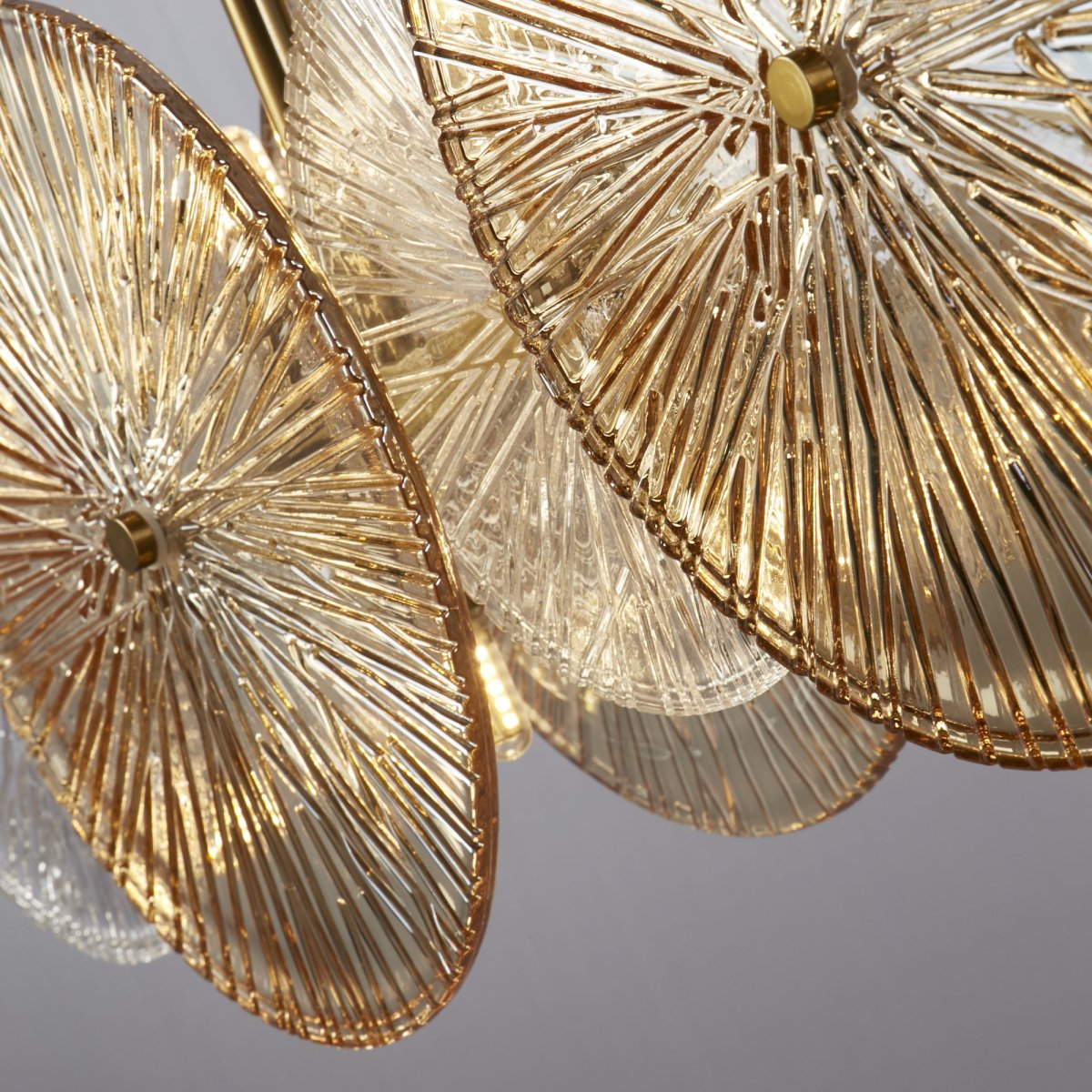 Wagon Wheel 90cm Bronze hängelampe Von Searchlight - Mit seiner Breite von 90 cm, dem stilvollen Bronze-Finish und den einzigartigen Glasplatten aus klarem und bernsteinfarbenem Glas wird es schnell zum Mittelpunkt des Raumes &ndash; Perfekt &uuml;ber dem Esstisch, in der K&uuml;che oder im Wohnzimmer.