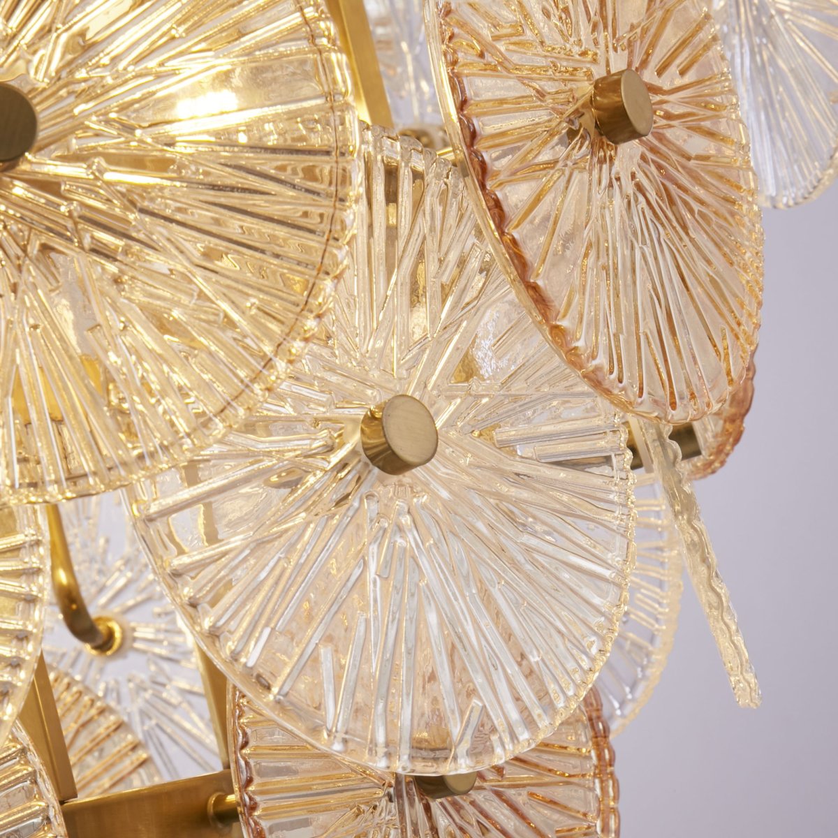 Wagon Wheel Ø64 Bronze hängelampe Von Searchlight - Mit ihrem eleganten Design fügt sich die Lampe problemlos in ein modernes Interieur ein und dank der verstellbaren Höhe können Sie sie problemlos an Räume und Bedürfnisse anpassen.