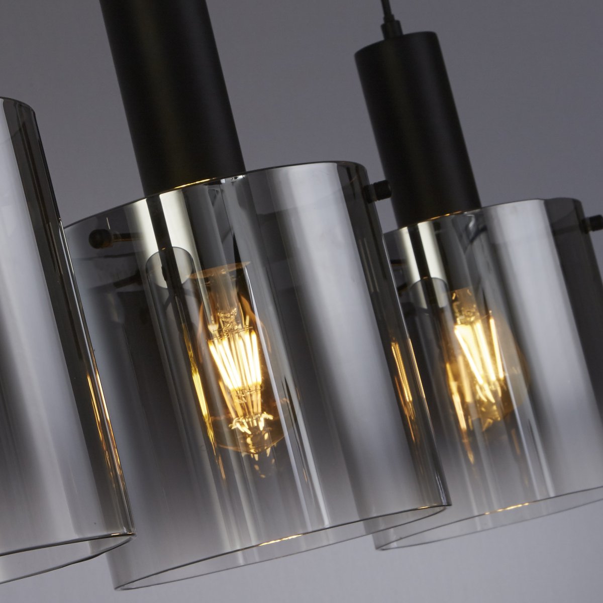 Sweden 142cm Schwarz hängelampe Von Searchlight - Die stilvolle Deckenleuchte Sweden mit vier zylindrischen, schwarz getönten Glaskuppeln sorgt für ein elegantes und stimmungsvolles Licht.