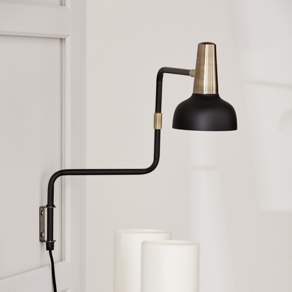 Ray Schwarz leselampe Von CO Bankeryd - Die Wandleuchte Ray l&auml;sst sich sowohl im Wohnzimmer neben einem Sofa oder Sessel als auch im Flur oder &uuml;ber einem Sideboard gut einsetzen und verleiht dem Raum dort eine moderne Note.