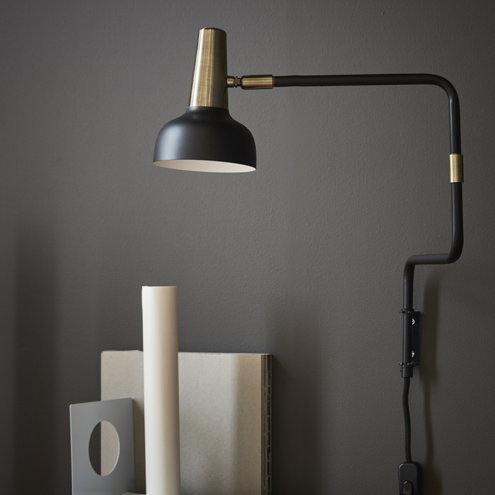 Ray Schwarz leselampe Von CO Bankeryd - Die Wandleuchte Ray l&auml;sst sich sowohl im Wohnzimmer neben einem Sofa oder Sessel als auch im Flur oder &uuml;ber einem Sideboard gut einsetzen und verleiht dem Raum dort eine moderne Note.