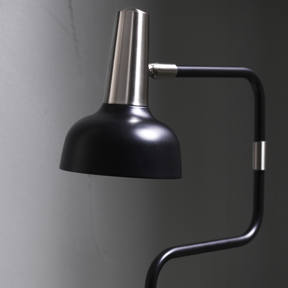 Ray Schwarz stehlampe Von CO Bankeryd - Die Stehleuchte Ray ist für die Platzierung neben dem Sofa oder einem Lieblingssessel, neben dem Bett oder im Home-Office konzipiert.