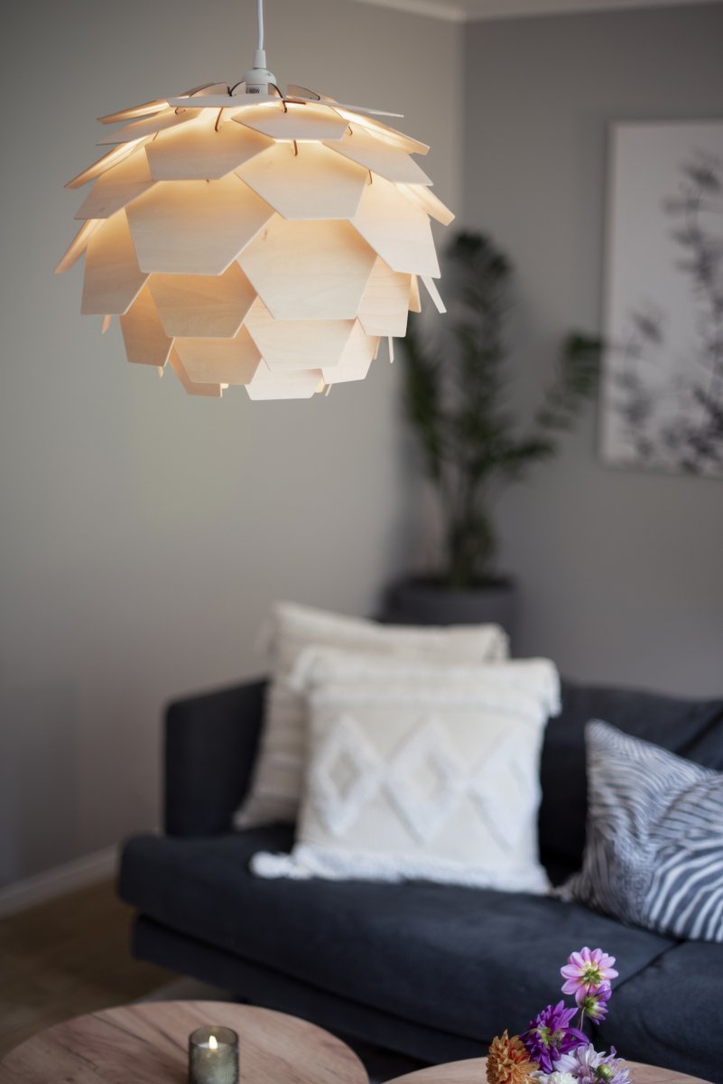 Carpatica Ø40 Natur hängelampe Von Aneta Lighting - Der Deckenbaldachin ist aus weißem Kunststoff zur Hakenaufhängung und mit Klemmleiste ausgestattet.