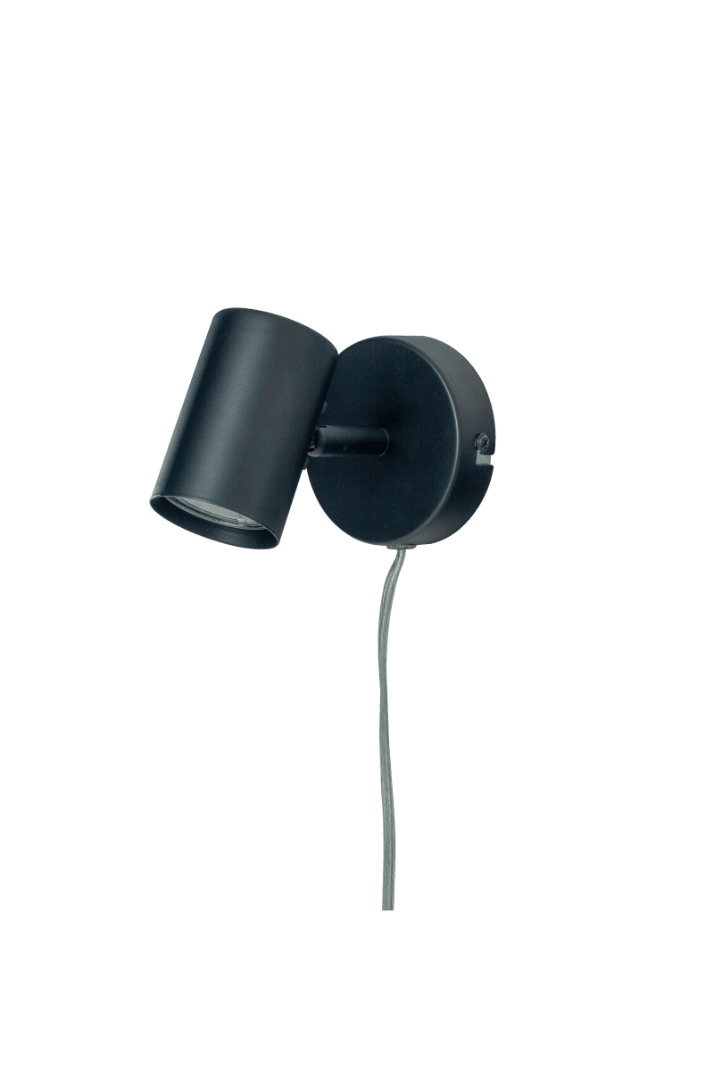 Hugin Schwarz leselampe Von Aneta Lighting - Der praktische Strahler Hugin mit verstellbarem Leuchtenkopf eignet sich hervorragend als Nachttischlampe.