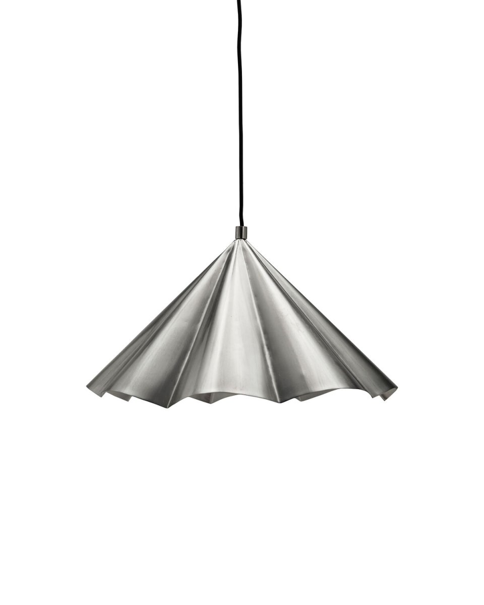 Flola Ø50 Silber hängelampe Von House Doctor - Die Lampe ist handgefertigt aus Eisen und mit einer eleganten, geb&uuml;rsteten Silberoberfl&auml;che versehen, die den Charakter des Materials hervorhebt.