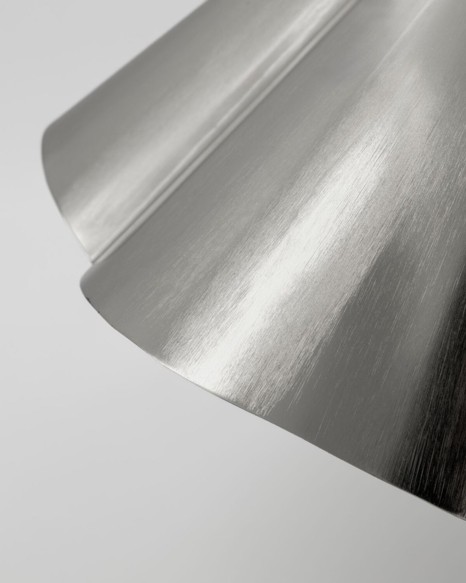 Flola Ø50 Silber hängelampe Von House Doctor - Die Lampe ist handgefertigt aus Eisen und mit einer eleganten, geb&uuml;rsteten Silberoberfl&auml;che versehen, die den Charakter des Materials hervorhebt.