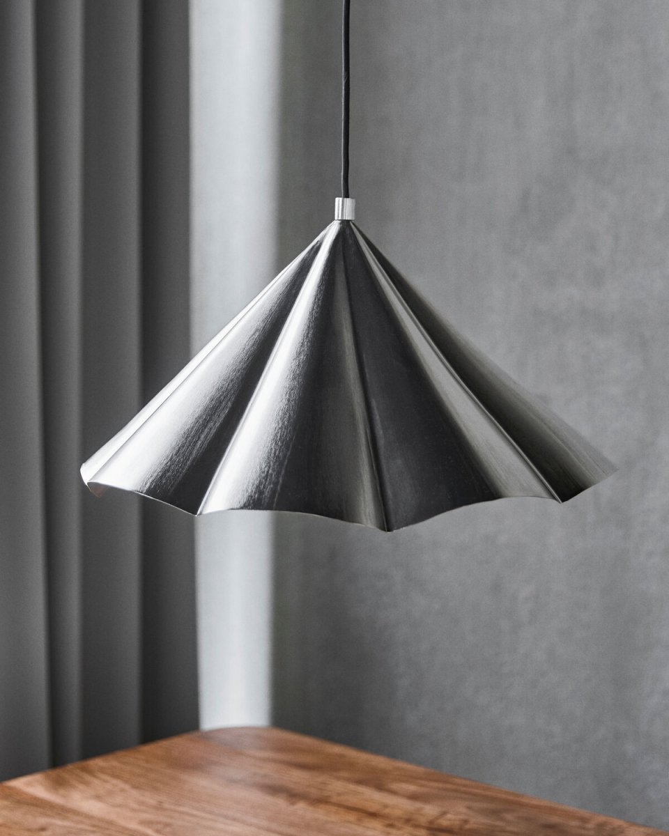 Flola Ø50 Silber hängelampe Von House Doctor - Die Lampe ist handgefertigt aus Eisen und mit einer eleganten, geb&uuml;rsteten Silberoberfl&auml;che versehen, die den Charakter des Materials hervorhebt.