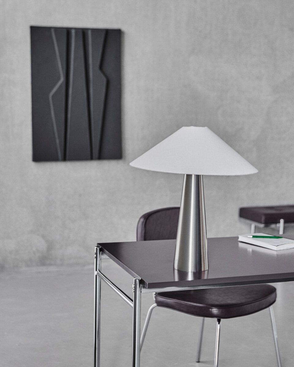 Soffi 48cm Silber tischlampe Von House Doctor - Die Tischleuchte Soffi besticht durch ihr stilvolles und modernes Design mit einer eleganten Kombination aus Metall und Textil.