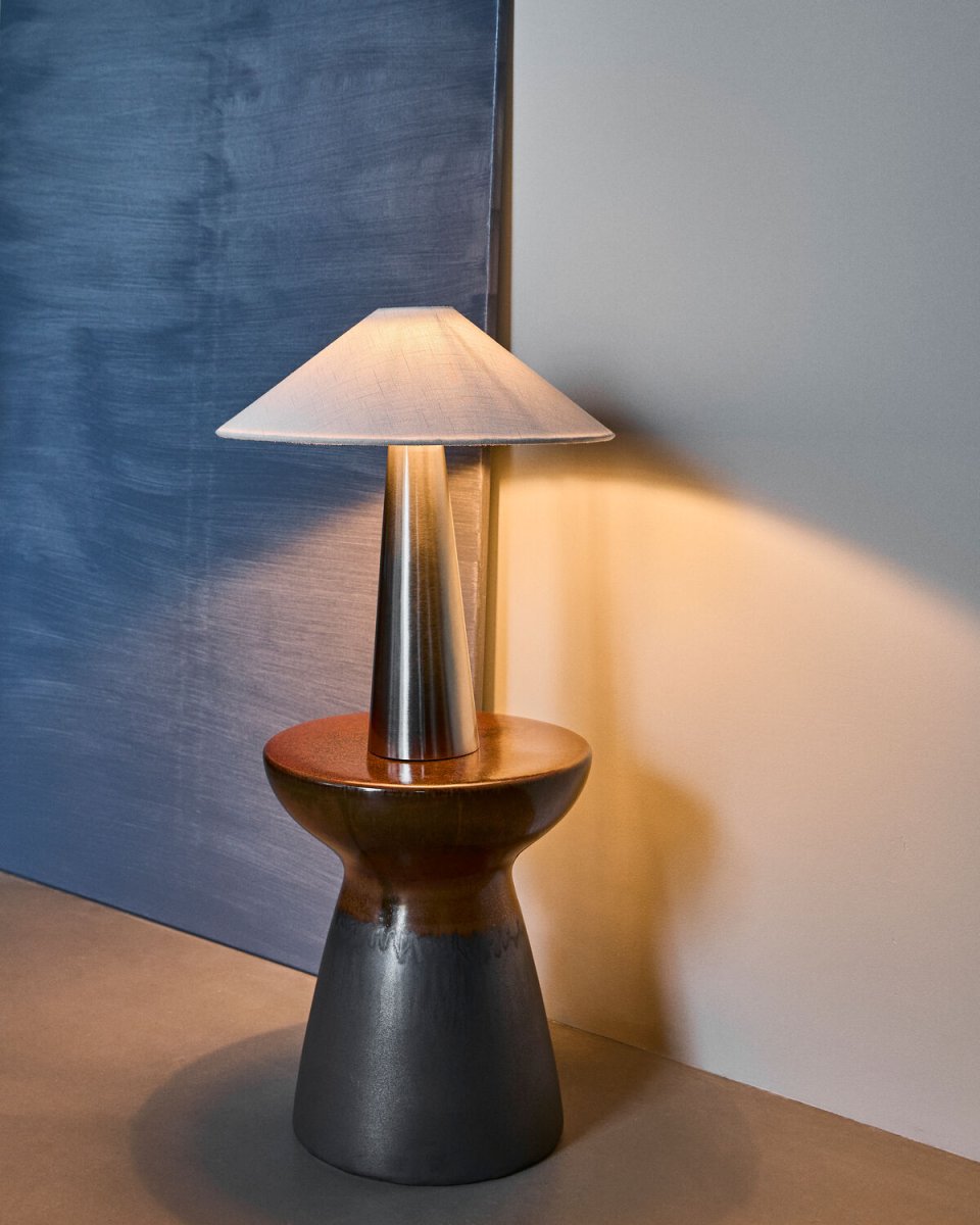 Soffi 48cm Silber tischlampe Von House Doctor - Die Tischleuchte Soffi besticht durch ihr stilvolles und modernes Design mit einer eleganten Kombination aus Metall und Textil.