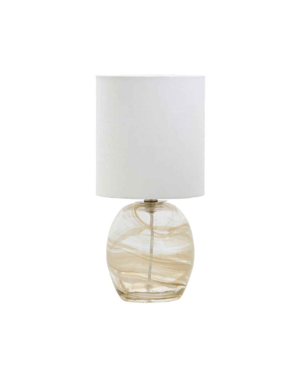 Hite 44cm Cremefarben tischlampe Von House Doctor - Der runde Glasfu&szlig; ist mit einem wundersch&ouml;nen, cremewei&szlig;en Wirbelmuster verziert, das jedes St&uuml;ck zu einem Unikat macht und der Lampe eine lebendige Ausstrahlung verleiht.