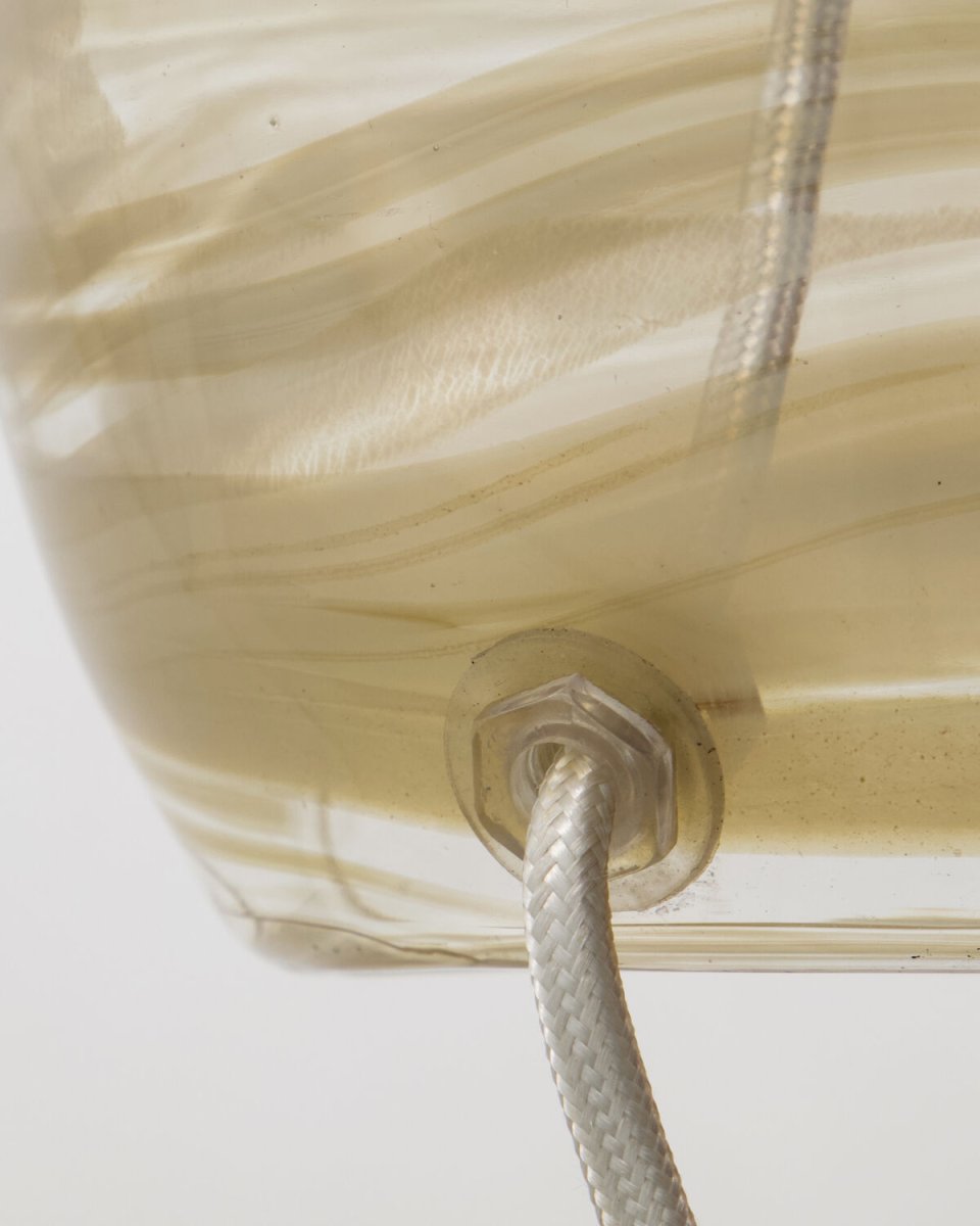 Hite 44cm Cremefarben tischlampe Von House Doctor - Der runde Glasfu&szlig; ist mit einem wundersch&ouml;nen, cremewei&szlig;en Wirbelmuster verziert, das jedes St&uuml;ck zu einem Unikat macht und der Lampe eine lebendige Ausstrahlung verleiht.