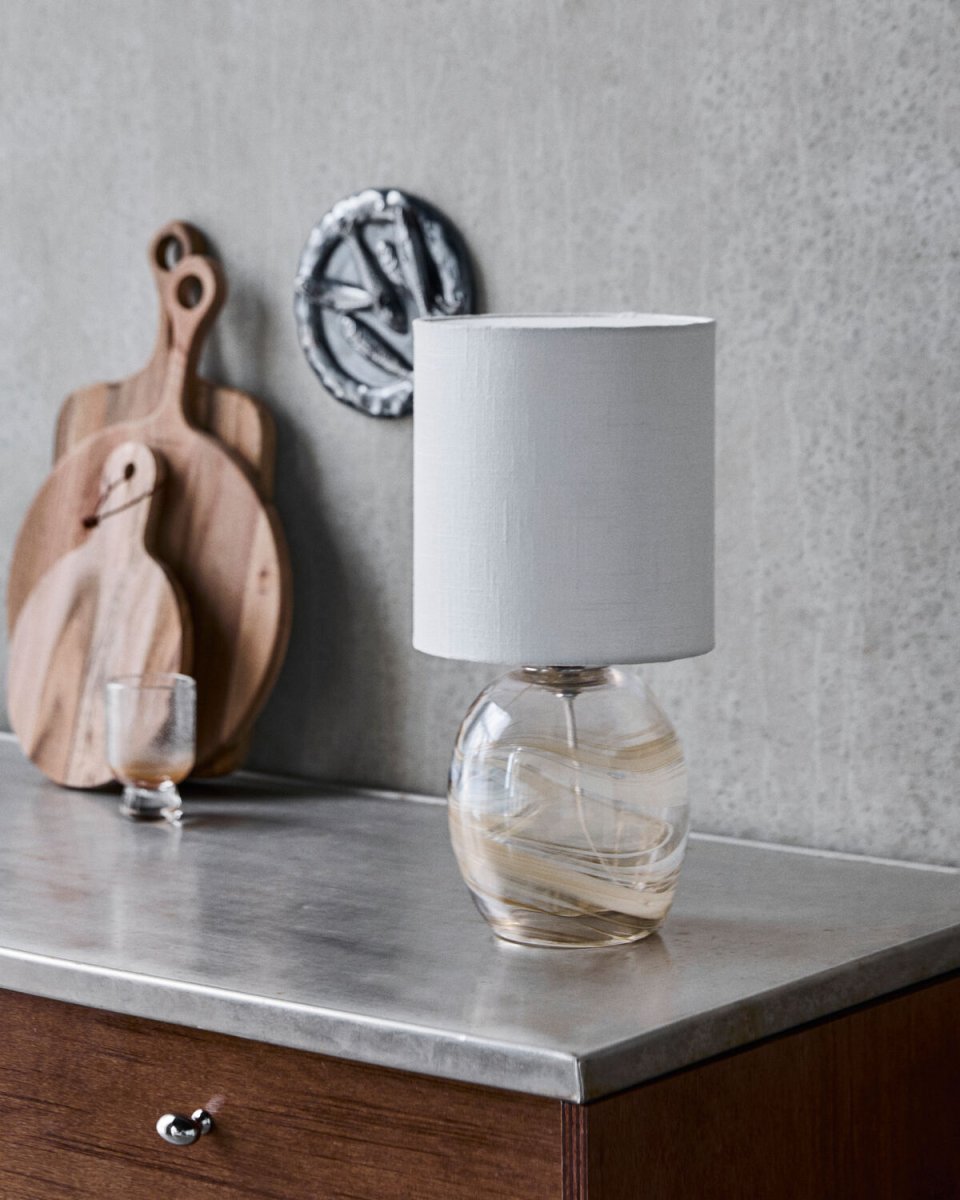 Hite 44cm Cremefarben tischlampe Von House Doctor - Der runde Glasfu&szlig; ist mit einem wundersch&ouml;nen, cremewei&szlig;en Wirbelmuster verziert, das jedes St&uuml;ck zu einem Unikat macht und der Lampe eine lebendige Ausstrahlung verleiht.