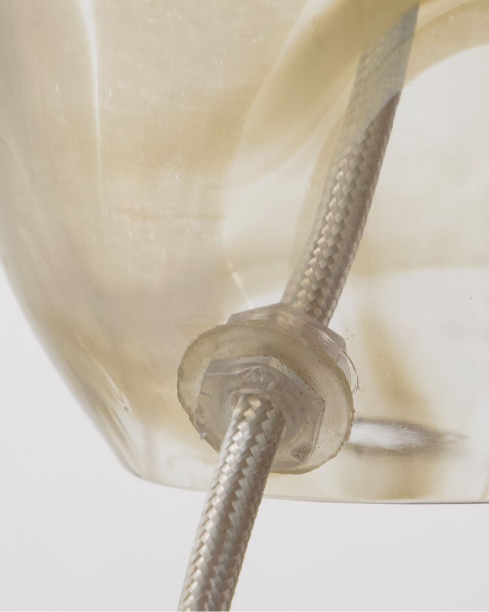 Hite 28cm Cremefarben tischlampe Von House Doctor - Der runde Glasfu&szlig; ist mit einem wundersch&ouml;nen, cremewei&szlig;en Wirbelmuster verziert, das jedes St&uuml;ck zu einem Unikat macht und der Lampe eine lebendige Ausstrahlung verleiht.