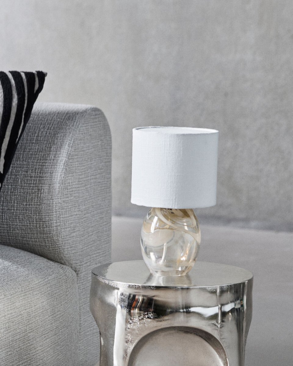 Hite 28cm Cremefarben tischlampe Von House Doctor - Der runde Glasfu&szlig; ist mit einem wundersch&ouml;nen, cremewei&szlig;en Wirbelmuster verziert, das jedes St&uuml;ck zu einem Unikat macht und der Lampe eine lebendige Ausstrahlung verleiht.
