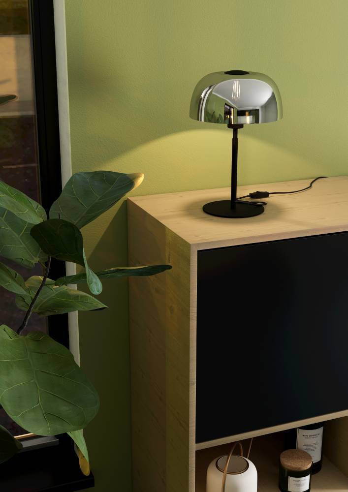 Solo 40cm Schwarz tischlampe Von Eglo - Der transparente Schirm l&auml;sst die Lichtquelle sichtbar und sorgt f&uuml;r eine stimmungsvolle Beleuchtung, die sowohl in Wohn- als auch in Schlafzimmer perfekt passt.