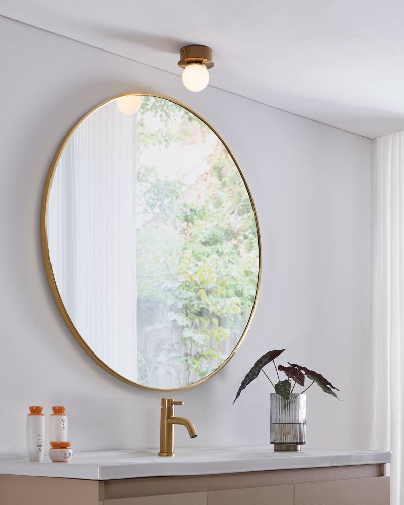 Mosiano Ø11 Gold badezimmerlampe Von Eglo - Die kompakte Größe und das zeitlose Design machen die Lampe zu einer vielseitigen Wahl, die sich problemlos in verschiedene Inneneinrichtungen einfügt.