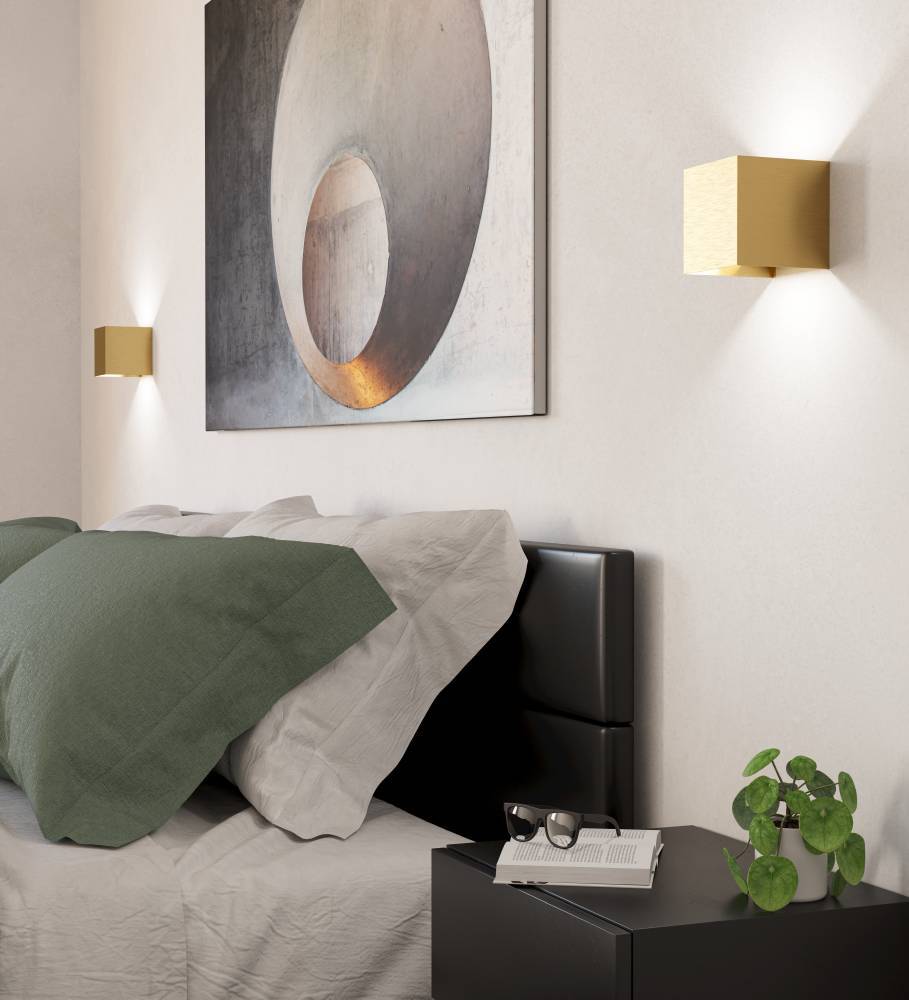 Valmontone 10cm Gebürstetes Messing wandlampe Von Eglo - Der warme Schein, der sich sowohl aus nach oben als auch nach unten gerichteten Lichtstrahlen ausbreitet, sorgt für eine harmonische und sanfte Beleuchtung.