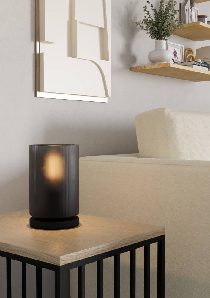 Colomera 20cm Schwarz tischlampe Von Eglo - Das Licht wird durch das halbtransparente Glas gestreut und erzeugt eine sanfte und angenehme Atmosphäre.