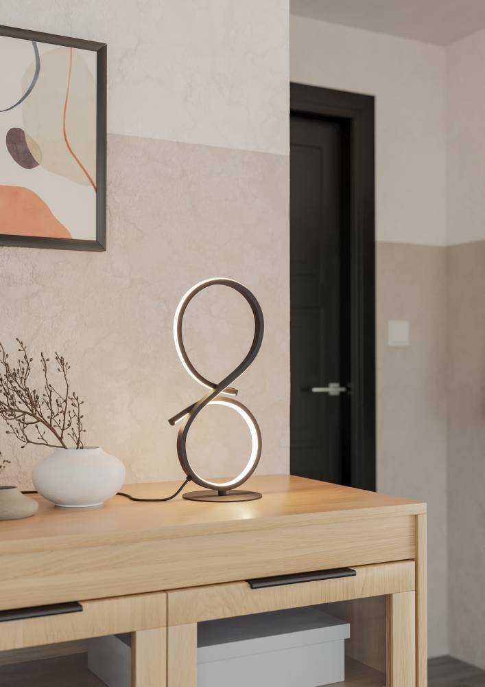 Serpins 40cm Schwarz tischlampe Von Eglo - Durch die integrierte LED-Beleuchtung verbreitet die Lampe ein sanftes und angenehmes Licht, perfekt um im Wohnzimmer oder auf dem Balkon eine stimmungsvolle Atmosph&auml;re zu schaffen.