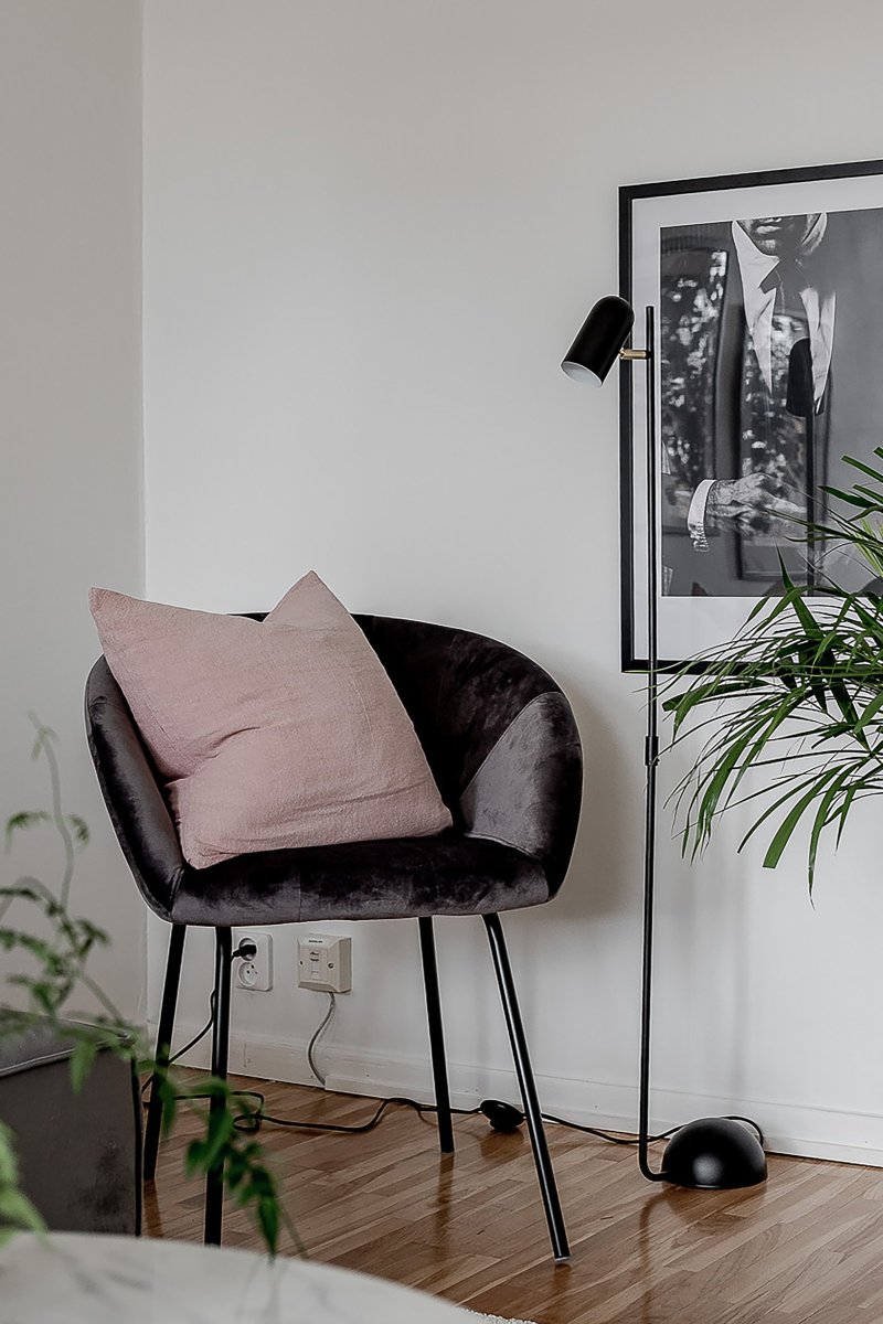 Swan Schwarz stehlampe Von Globen Lighting - Swan ist eine elegante Funktionsleuchte, die mit ihrem weichen Design an einen wunderschönen Schwan erinnert.