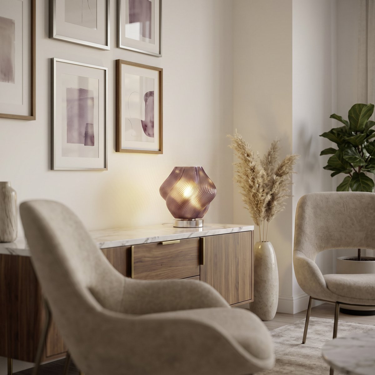 Vicenne 23cm Lila tischlampe Von Eglo - Das geriffelte Glas und die geschwungene Form erzeugen ein effektvolles Muster, das der Lampe sowohl im ein- als auch im ausgeschalteten Zustand ein ausdrucksstarkes Aussehen verleiht.