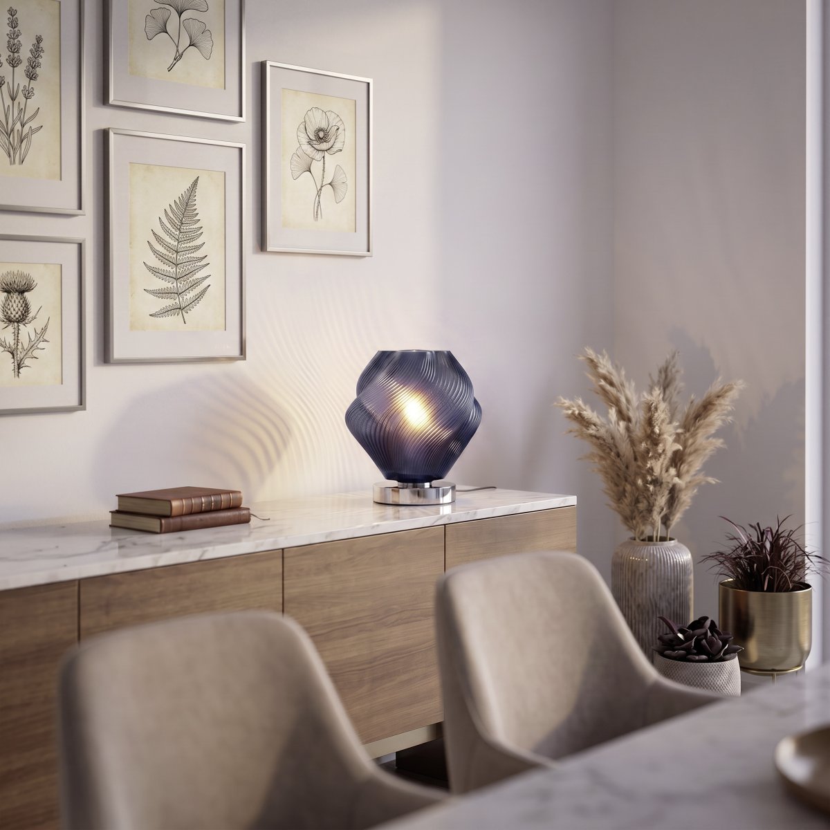 Vicenne 23cm Blau tischlampe Von Eglo - Der Glasschirm hat eine geschwungene Form mit einem gerippten Muster, das der Lampe sowohl im ein- als auch im ausgeschalteten Zustand einen ausdrucksstarken Charakter verleiht.