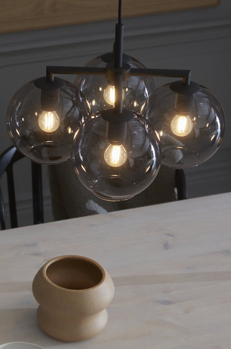 Ture Ø45 Schwarz hängelampe Von CO Bankeryd - Die Deckenleuchte Ture passt über den Esstisch, wo sie ein schönes Licht verbreitet, oder über den Couchtisch, um im Wohnzimmer Stil zu setzen.