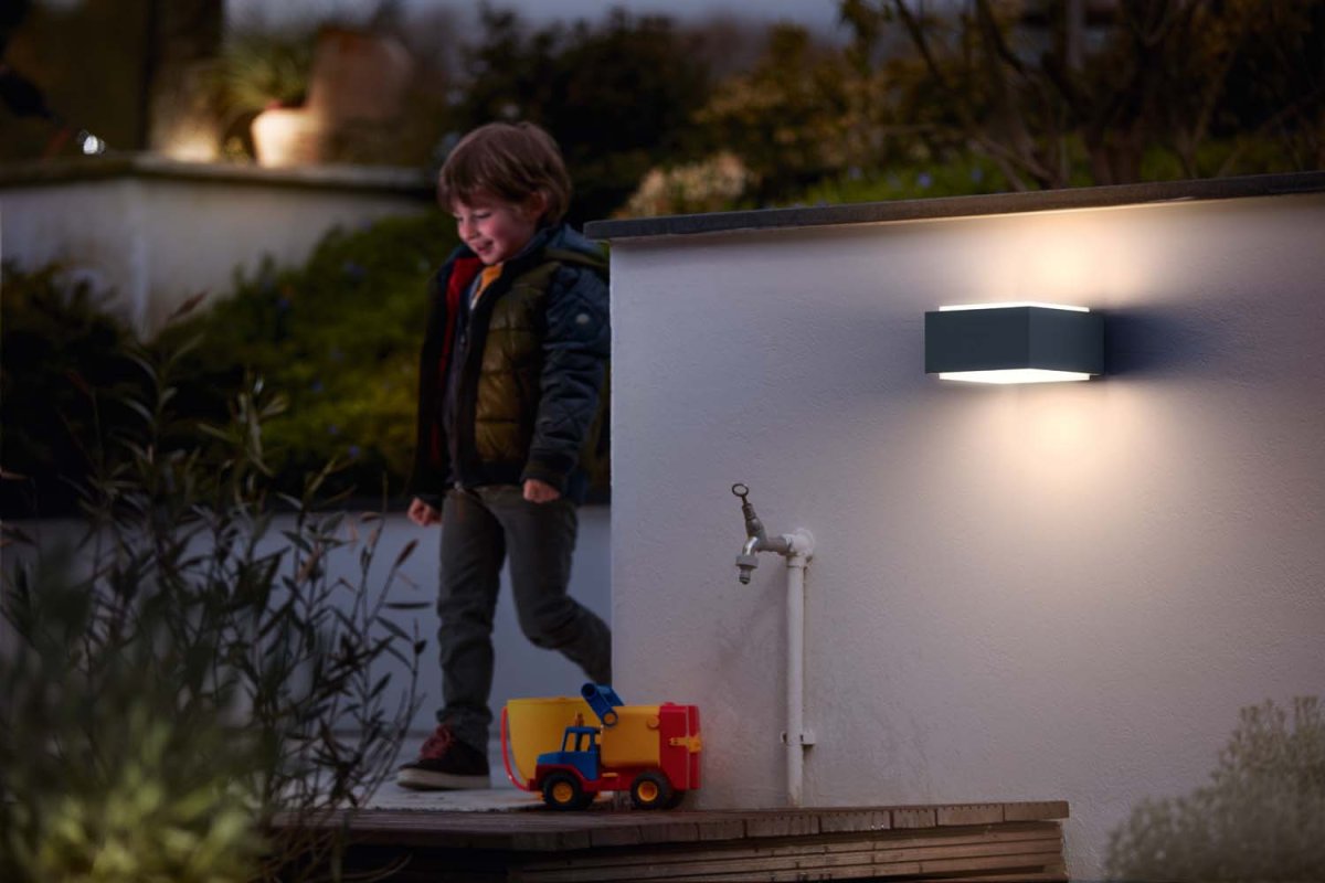 Hedgehog Anthrazit außenlampe Von Philips - Es streut das Licht nach oben und unten und sorgt für eine effektvolle Wandbeleuchtung.