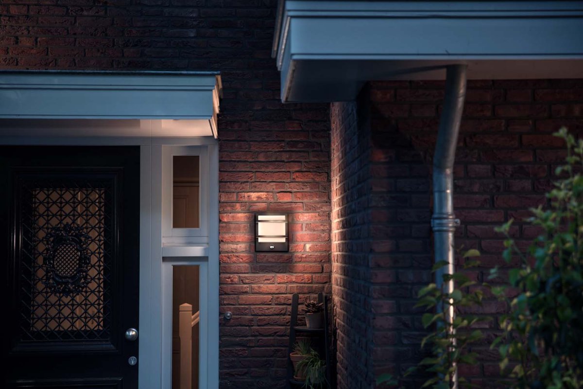 Petronia Anthrazit außenlampe Von Philips - Die Philips Petronia LED-Außenleuchte ist aus hochwertigem, langlebigem anthrazitgrauem Aluminium gefertigt.