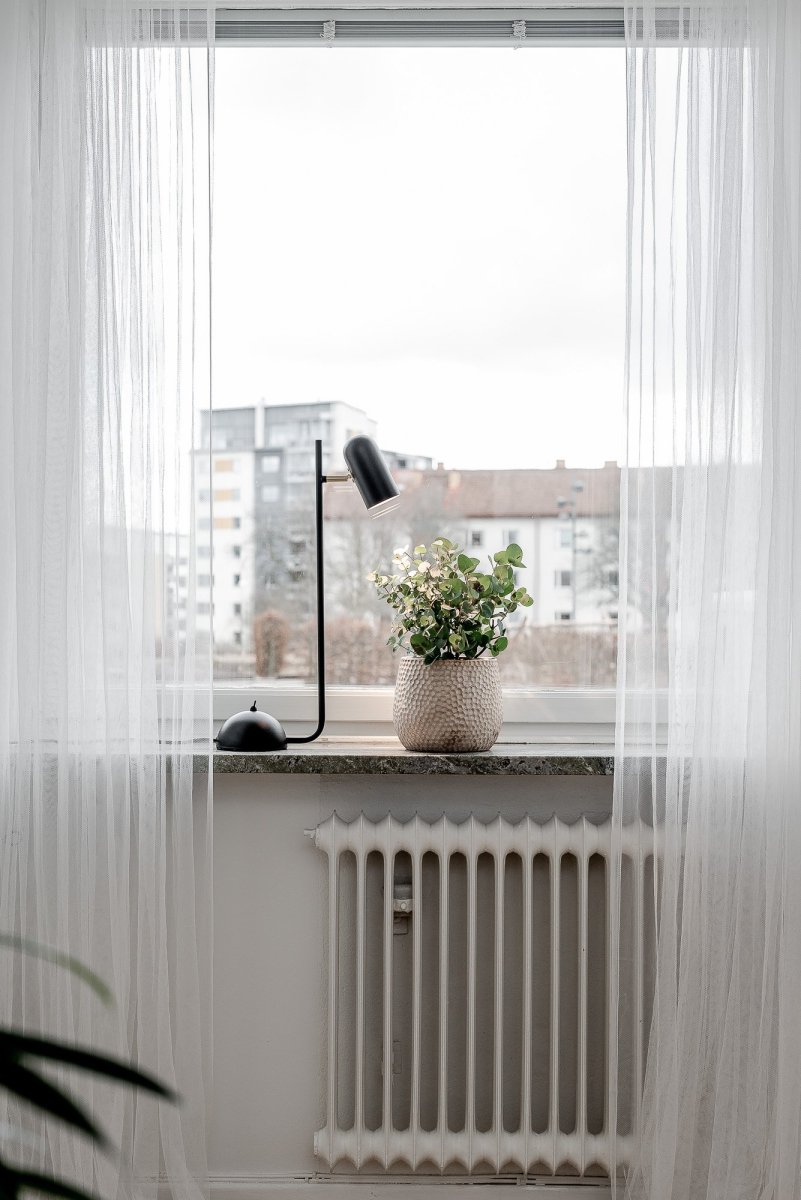 Swan 53cm Schwarz tischlampe Von Globen Lighting - Swan ist eine elegante Funktionsleuchte, die mit ihrem weichen Design an einen wunderschönen Schwan erinnert.
