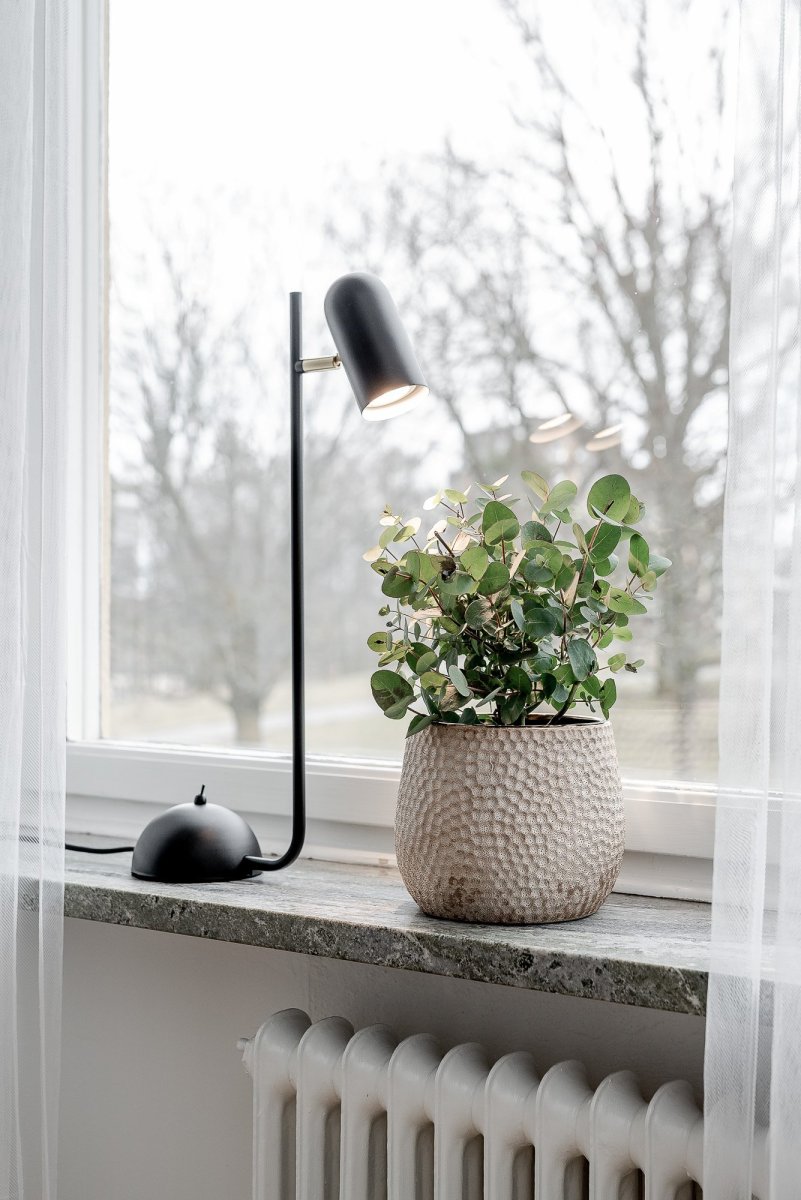 Swan 53cm Schwarz tischlampe Von Globen Lighting - Swan ist eine elegante Funktionsleuchte, die mit ihrem weichen Design an einen wunderschönen Schwan erinnert.