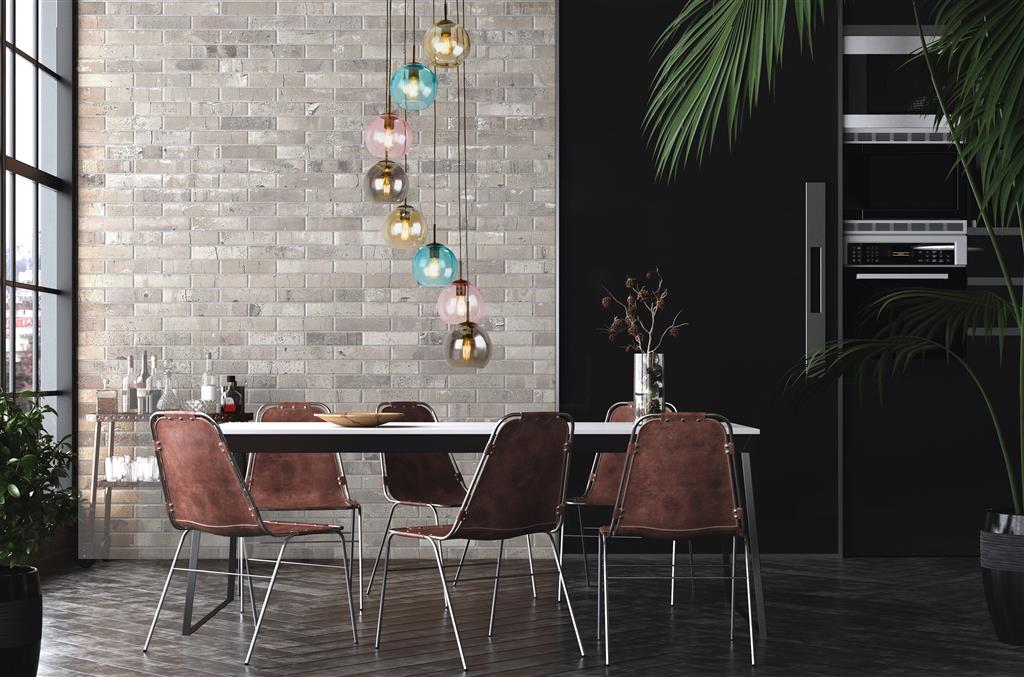 Mardi Gras Ø54 Mehrfarbig hängelampe Von Searchlight - Die Lampe besteht aus robustem Stahl und Glas mit einer gl&auml;nzenden Oberfl&auml;che, die das Licht reflektiert und f&uuml;r zus&auml;tzlichen Glanz sorgt.