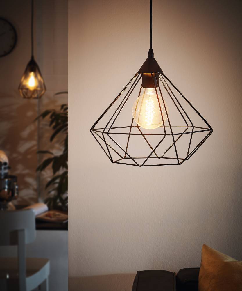 Tarbes Ø32 Schwarz hängelampe Von Eglo - Durch die schlichte, aber auffällige Optik lässt sich die Lampe problemlos an verschiedene Einrichtungsstile anpassen und zusammen mit einer dekorativen Glühbirne schaffen Sie eine warme und einladende Atmosphäre.