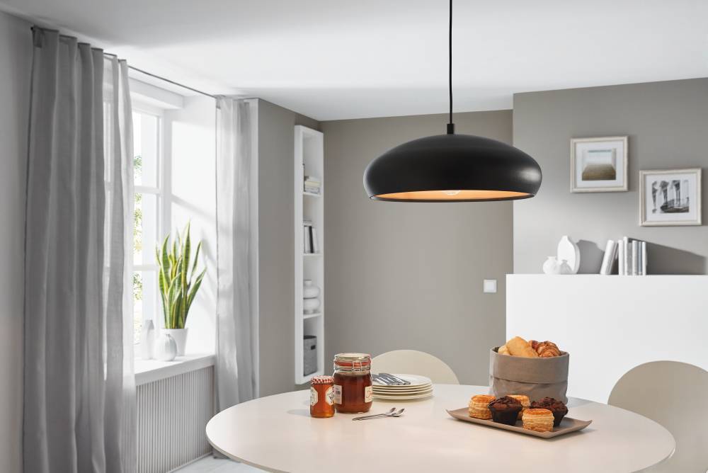 Mogano Ø40 Schwarz hängelampe Von Eglo - Die freiliegende Lichtquelle verleiht einen industriellen Touch und verbreitet gleichzeitig ein gleichm&auml;&szlig;iges und helles Licht.