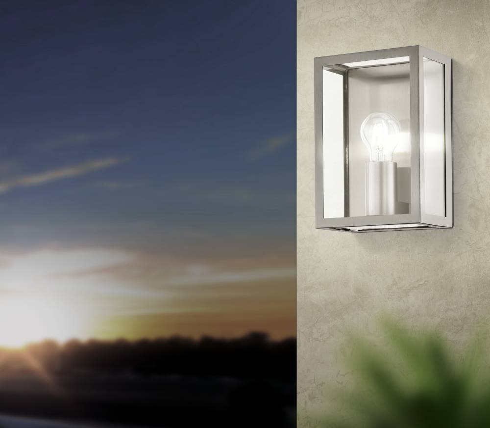Alamonte Edelstahl außenlampe Von Eglo - Der offene Metallrahmen aus gebürstetem Stahl vermittelt ein industrielles Gefühl und hebt die sichtbare Glühbirne hervor, was für einen stilvollen Ausdruck sorgt.