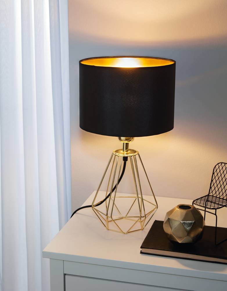 Carlton 30cm Messing tischlampe Von Eglo - Diese elegante Tischlampe kombiniert einen schwarzen Schirm mit einem geometrischen Sockel aus goldfarbenem Metall, was ihr ein exklusives und modernes Aussehen verleiht.